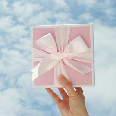 300gsm Ribbon UV Coating CMYK Recycled Paper Gift Boxes